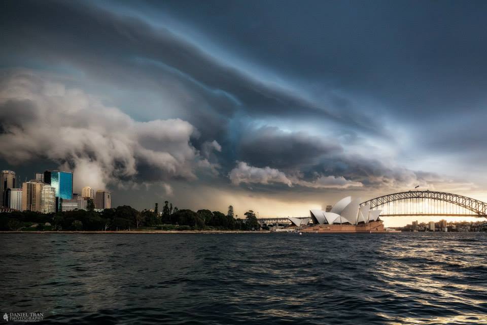 Shelf cloud over Sydney on 25 April 2016
